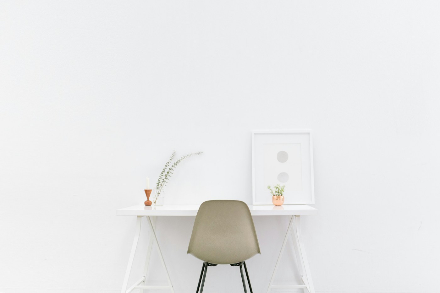 A minimal chair and desk that show their proportions clearly